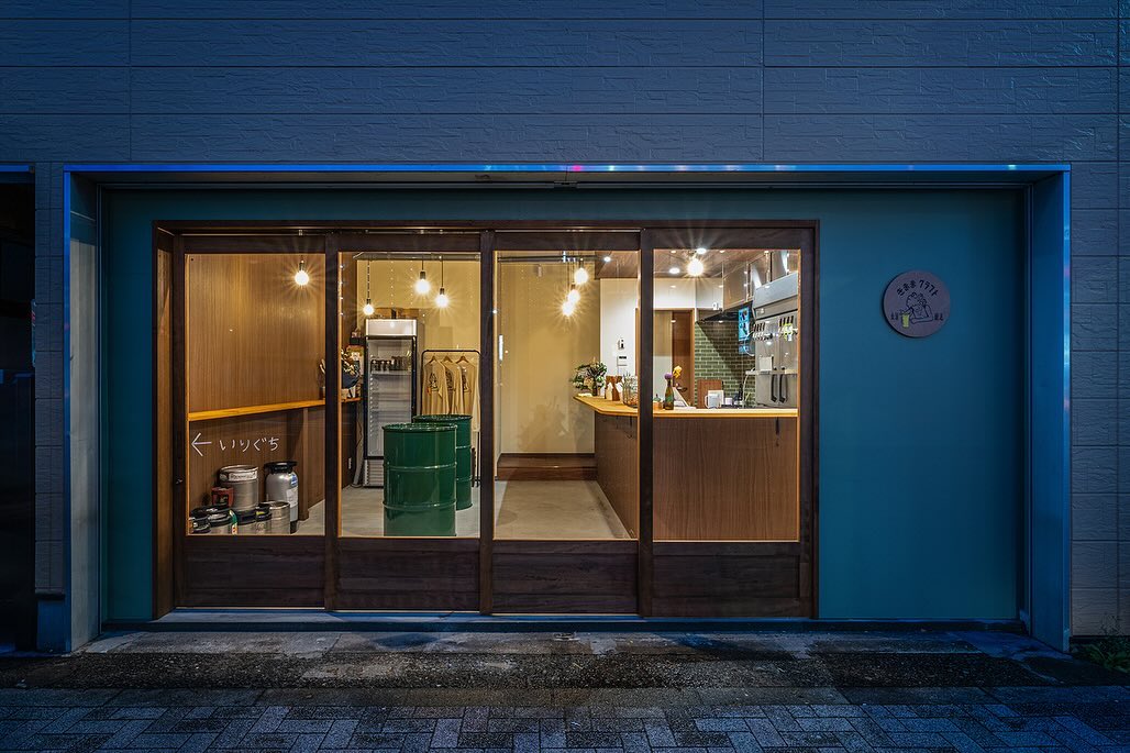 夜の灯りが見えるきままクラフト ビアスタンドの入口