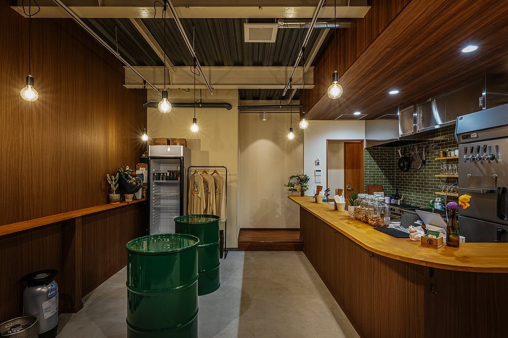 木のカウンターとビールサーバーがある店内